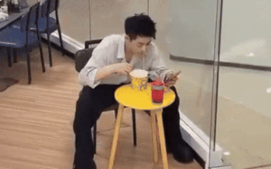 Khoảnh khắc 'xui rủi gom chung 1 ngày' của chàng thanh niên khiến dân tình đồng cảm