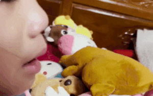 Xem ảnh gia đình, bé gái 4 tuổi hỏi một câu khiến mẹ vừa đau lòng vừa bất lực