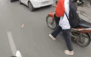 Thấy nữ sinh dắt bộ xe máy, nam thanh niên có hành động nhận 'cơn mưa' lời khen