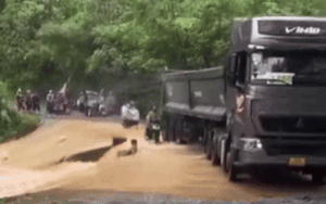 Thấy người đi xe máy chần chừ trước dòng lũ chảy xiết, tài xế xe tải có quyết định bất ngờ