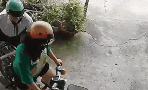 Chở em đi học, chị gái lên ga chạy mất mới phát hiện đứa em bị bỏ rơi ở nhà