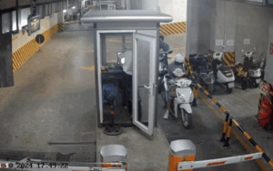 Để bé gái đứng trước xe máy, người phụ nữ nhận bài học nhớ đời