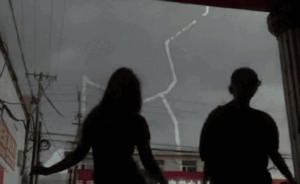 Mặc cho sấm sét bão bùng, đôi bạn vẫn nhảy Tiktok cực hăng say và cái kết bất ngờ