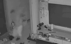 Chồng đi nhậu về muộn, vừa mở cửa liền giật bắn mình và lý do hài hước phía sau