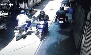 Tên trộm ngã nhào khi cố lấy cắp xe máy và lý do bất ngờ phía sau