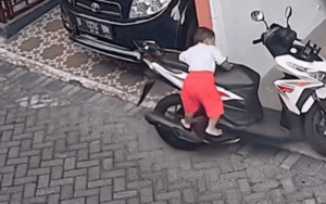 Bé trai trèo lên xe máy dựng trước cửa nhà và cái kết hoảng loạn tinh thần