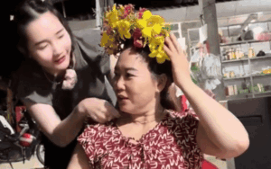 Con gái cài hoa lên tóc mẹ, hành động sau đó khiến tất cả không thể lường trước