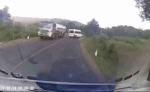 Clip 10 giây xe 16 chỗ lật ngửa trên đường