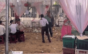 Chăm chỉ tập luyện đến ngày đám cưới, ông chú có pha biểu diễn khiến quan khách hò reo