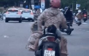 Mẹ và bé gái khiến cả phố ngước nhìn, ai nấy cũng lo lắng một chi tiết