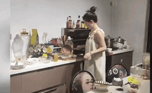 Thấy vợ trong bếp, chàng trai ú oà khiến vợ giật mình cầm chảo đuổi theo