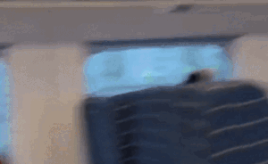 Nghe tiếng động lạ khi đi tàu, thanh niên quay lại nhìn thì thấy cảnh tượng bất ngờ