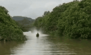 Thanh niên lái xuồng bứt tốc gặp crush, dân mạng hú hồn trước màn biểu diễn căng đét