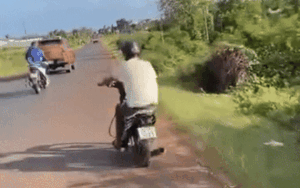 Thanh niên chạy xe máy khiến ai cũng ngước nhìn, xem clip dân tình liền hiểu lý do