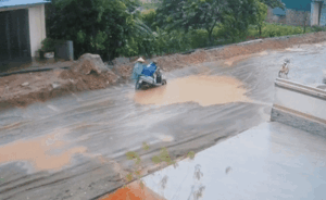 Lao xuống ổ voi, người phụ nữ chật vật giải cứu xe máy và cái kết bất ngờ