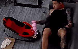 Trông con nhưng 'dán mắt' vào điện thoại, ông bố trẻ được phen hết hồn