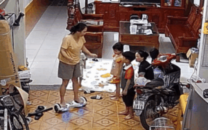 Bác gái đòi đi thử xe điện 2 bánh của cháu, cả nhà được phen cười 'vỡ bụng'