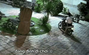 Cặp đôi rủ nhau đi chơi tối, tiếng sét vừa vang lên đã bỏ của chạy vào nhà