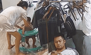 Mải mê bấm điện thoại, ông bố hết hồn khi phát hiện con mất tích, check camera phát hiện sự thật bất ngờ