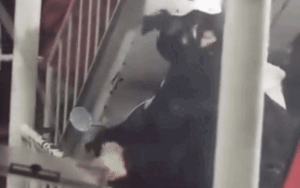 Tay cô gái liên tục làm động tác lạ lúc qua phà, biết lý do ai cũng thương