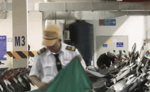 Ngày nào đi làm cũng thấy áo mưa được gấp gọn, cô gái theo dõi phát hiện ông bụt đáng yêu