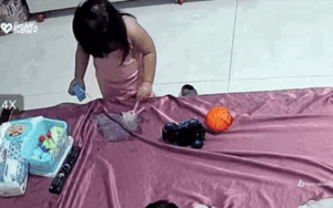 Mẹ tiền đình khi check camera thấy con gái đang chơi trong phòng ngủ