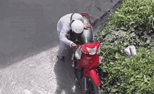 Chạy xe vào đoạn đường đổ bê tông, ông cụ bán vé số bị dân rút chìa khoá và cái kết gây tranh cãi