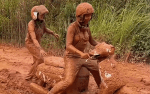 2 cô gái gặp kiếp nạn khi chạy xe máy đến đường sình lầy, thái độ khác hoàn toàn