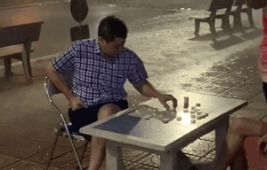 Cười nghiêng ngả với khoảnh khắc ba người đàn ông hết mình với đam mê bất chấp mưa to gió lớn