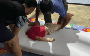 Mẹ mua giường massage mới, bé trai gặp ngay kiếp nạn khiến cả nhà dở khóc dở cười