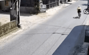 Nữ sinh quan sát 5 lần 7 lượt mới qua đường nhưng vẫn gặp cái kết dở khóc dở cười