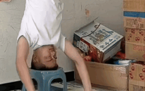 Nam thanh niên nhận hậu quả đắng khi trồng cây chuối trên ghế, dân tình không ai bênh vực