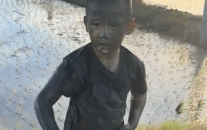 Bé trai lấm lem bùn đất sau sự cố đi xe đạp, thái độ người gây tội thật bất ngờ