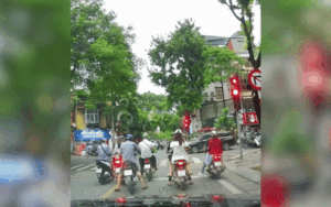 Hành vi xấu xí của hai gã đàn ông trên phố Nguyễn Biểu