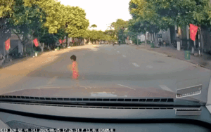Tài xế 'đứng tim' khi cháu bé tạt qua đầu ô tô bất ngờ, phụ huynh nói một câu chán đời