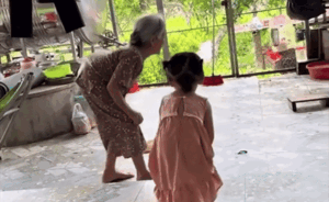 'Búp măng non' bắt chước dáng đi của bà cụ và cái kết không nhịn được cười