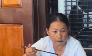 Đang ăn cơm, môi người phụ nữ đột nhiên chuyển màu thâm đen khiến dân tình hú hồn