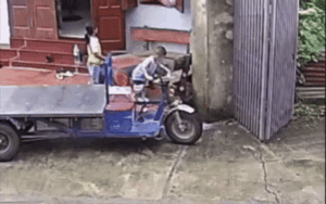 Cả nhà hoảng loạn vì trò nghịch của bé trai, dân tình chỉ ra lỗi sai của người lớn