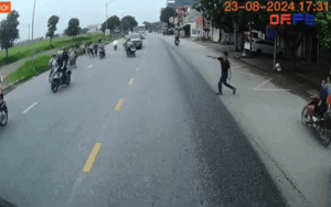 Hành động đẹp của người đàn ông và các tài xế dành cho học sinh lúc tan học lan toả niềm vui