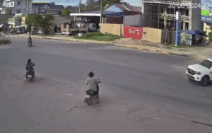 Ô tô sang đường lừng chừng gặp xe máy phóng nhanh gây ra tai nạn, ai đúng ai sai?