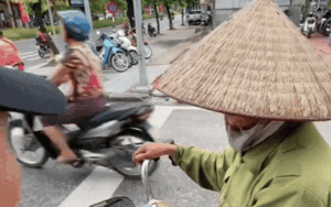 Gần 4.5 triệu lượt xem màn tặng thịt lợn cho người lạ cực đáng yêu của thanh niên