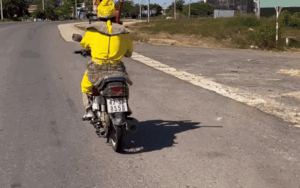 Người đàn ông thu hút mọi ánh mắt khi chạy xe máy, xem clip biết ngay lý do