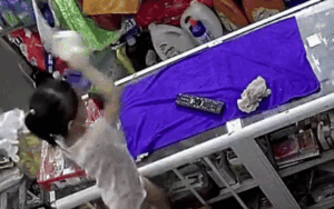 Trông hàng tạp hoá cho mẹ, bé gái có hành động khiến người mẹ 'giận tím người'