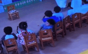 'Búp măng non' đi học, mẹ check camera và thấy cảnh dở khóc dở cười