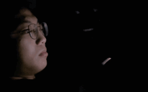 Vừa tắt điện đi ngủ, chồng được phen giật bắn mình bởi trò đùa của vợ