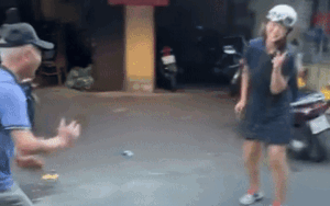 Cô gái đứng nhảy nhót ngoài đường tưởng bị chê bai và cái kết đầy bất ngờ