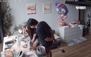 Hai vợ chồng la hét thất thanh lúc đang xem điện thoại, xem clip dân tình mới hiểu lý do