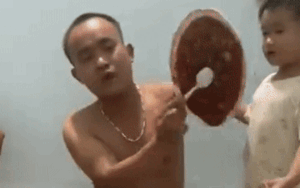 Người đàn ông 'quê một cục' khi trổ tài úp đĩa tiết canh