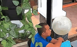 Đang ngồi thư giãn, người đàn ông bị hoạ rơi xuống đầu và cái kết khiến cộng đồng mạng bật cười