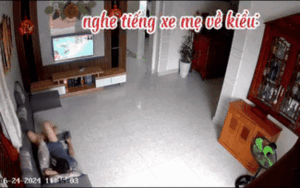 Bé trai đang nằm xem tivi, nghe tiếng mẹ mở cổng lập tức phản ứng không một động tác thừa